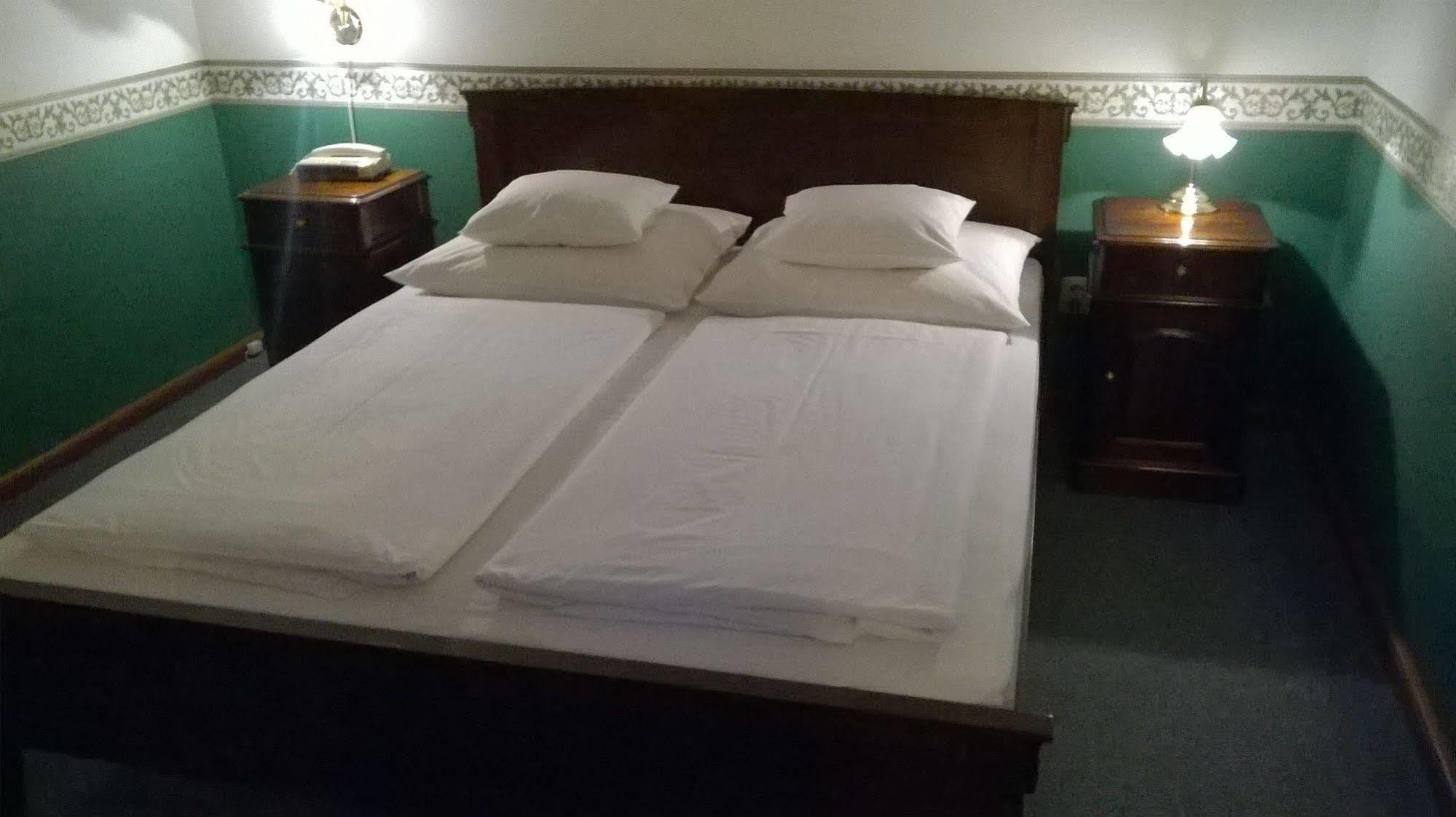Nr 100 Szentendre Hotel Panzio Szolgaltatasok Extérieur photo